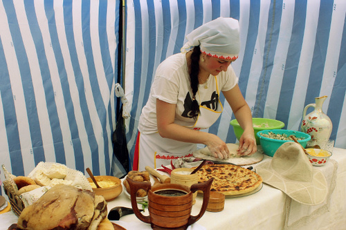 Участница фестиваля осетинских пирогов. Владикавказ, 21 июня 2014 г. Фото Эммы Марзоевой для "Кавказского узла"