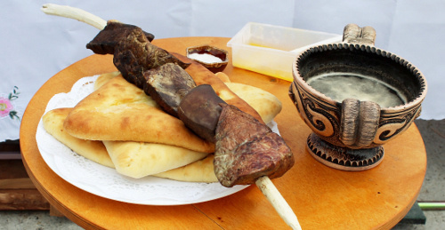 Ритуальный осетинский стол на фестивале осетинских пирогов во Владикавказе. 21 июня 2014 г. Фото Эммы Марзоевой для "Кавказского узла" 