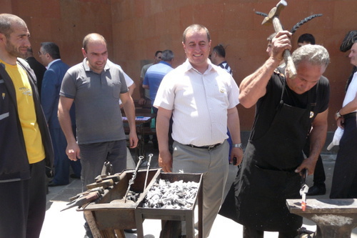 Праздник кузнецов-оружейников в Мемориальном комплексе Сардарапат. Армавирская область Армении, 21 июня 2014 г. Фото Армине Мартиросян для "Кавказского узла"