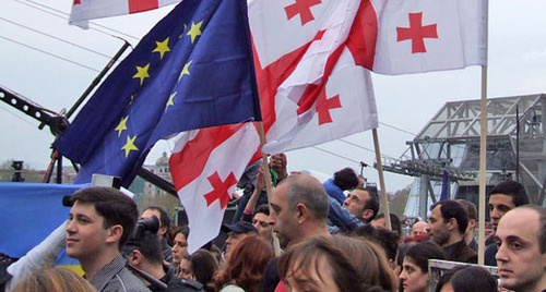 Участники акции "Мы выбираем Европу" с флагами Грузии и Евросоюза. Тбилиси, 13 апреля 2014 г. Фото Эдиты Бадасян для "Кавказского узла"