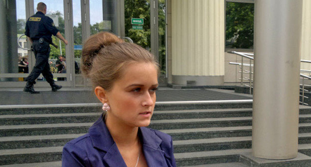 Ксения Попова дает интервью возле здания Московского городского суда. Москва, 6 июля 2014 г. Фото Юлии Буславской для "Кавказского узла"