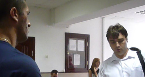 Человек без формы (слева) в здании суда, не представляясь говорит адвокату Александру Попкову (справа), что он судебный пристав. Сочи, 9 июля 2014 г. Фото Светланы Кравченко для "Кавказского узла"