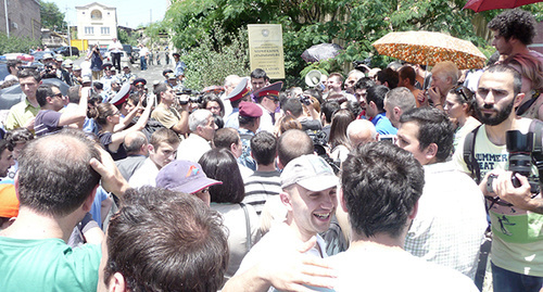 Активисты перед зданием КРОУ. Фото Армине Мартиросян для "Кавказского узла"