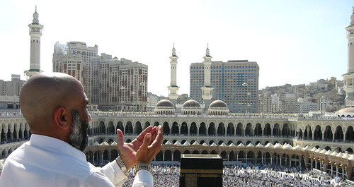 Молящийся у Масджид аль-Харам (мечети, построенной вокруг Каабы). Фото: Ali Mansuri http://ru.wikipedia.org/