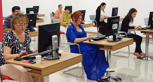 Операторы Центра обработки данных ЦИК обрабатывает данные итогового протокола одной из участковых избирательных комиссий. Фото Инны Кукуджановой для "Кавказского узла"