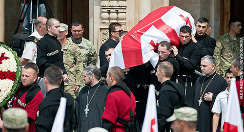 На церемонии похорон присутствовали представители руководства Грузии, политические и общественные деятели, иностранные делегации. Фото Александра Имедашвили, NEWSGEORGIA. http://newsgeorgia.ru/photo/20140713/216767993_2.html 