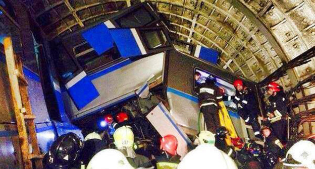 15 июля 2014 года перегоне туннеля между станциями «Парк Победы» и «Славянский бульвар» три вагона электропоезда, следовавшего на скорости 70 км/ч, сошли с рельс. Фото: официальный сайт СКР России. http://www.sledcom.ru/actual/407669/
