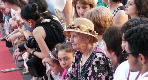 Зрители фестиваля в ожидании гостей Зрители фестиваля в ожидании гостей