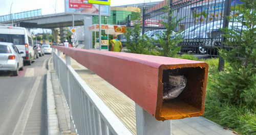 Фрагмент обрезанной трубы, которая от этого места свисала на проезжую часть. Сочи, 17 июля 2014 г. Фото Светланы Кравченко для "Кавказского узла"