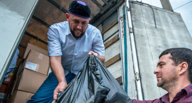 Благотворительная акция по раздаче водителям продуктов для разговения в Рамадан на ФАД "Кавказ". Ингушетия, 18 июля 2014 г. Фото Тимура Агирова специально для "Кавказского узла"