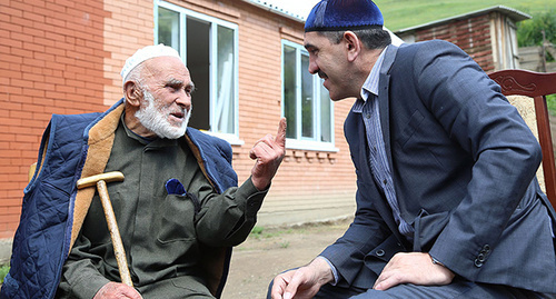 Юнус-Бек Евкуров (справа) во время поездки в Сунженский и Джейрахский районы в июле 2013 года. Фото: официальный сайт Республики Ингушетии. http://www.ingushetia.ru/photo/archives/019001.shtml 