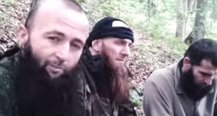 Кадр из видеозаписи захоронения тела Доку Умарова. Кадр из видео пользователя www.youtube.com Albert Albertiny Кадр из видеозаписи захоронения тела Доку Умарова. Кадр из видео пользователя www.youtube.com Albert Albertiny