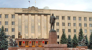 Здание администрации и памятник Ленину в Ставрополе. Фото: kudinov_dm http://www.flickr.com/photos/lenin_monuments/926508169/ Здание администрации и памятник Ленину в Ставрополе. Фото: kudinov_dm http://www.flickr.com/photos/lenin_monuments/926508169/