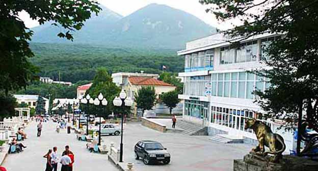 Вид на гору Бештау с центрального входа в курортный парк Железноводска. Фото: http://www.zheleznovodsk.info/gory/besh/besh01.shtm