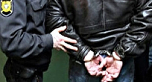 Задержание подозреваемого. Фото: http://www.skfo.ru/news/2014/07/24/V_Stavropole_19-letniy_ustroil_reznyu_v_podezde_svoego_doma_sosedka_pogibla_dvoe_raneny/ Задержание подозреваемого. Фото: http://www.skfo.ru/news/2014/07/24/V_Stavropole_19-letniy_ustroil_reznyu_v_podezde_svoego_doma_sosedka_pogibla_dvoe_raneny/