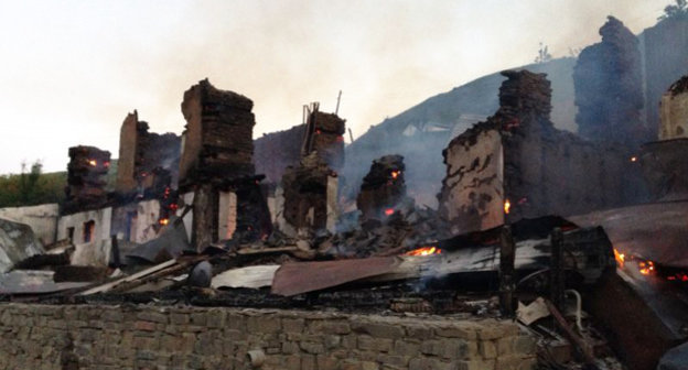После пожара в селе Хутрах Цунтинского района Дагестана. 25 июля 2014 г. Фото  пресс-службы ГУ МЧС России по Республике Дагестан, www.05.mchs.gov.ru