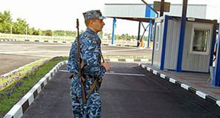 Солдат на КПП. Фото: http://big-rostov.ru/?p=9767
Солдат на КПП. Фото: http://big-rostov.ru/?p=9767