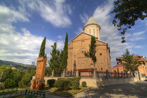 Тбилиси, церковь Нор-Эчмиадзин. Фото: Serouj, http://commons.wikimedia.org/wiki/Category:Ejmiatsin_Armenian_Church,_Tbilisi#mediaviewer/File:Grounds_of_the_Ejmiatsin_Armenian_Church,_Tbilisi.JPG, Attribution 3.0 Unported (CC BY 3.0)