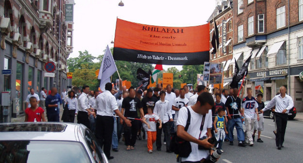 Демонстрация, организованная "Хизб ут-Тахрир" в Копенгагене. Надпись на плакате: "Халиф -единственный защитник мусульманской уммы. Хизб ут-Тахрир - Дания". 2006 г. Фото: EPO, http://upload.wikimedia.org/wikipedia/commons/5/54/Hizb_ut-Tahrir_demo_kbh.jpg