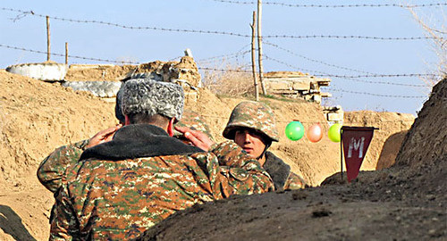 Военнослужащие на передовой докладывают о ситуации. Фото Алварда Григоряна для "Кавказского узла" 