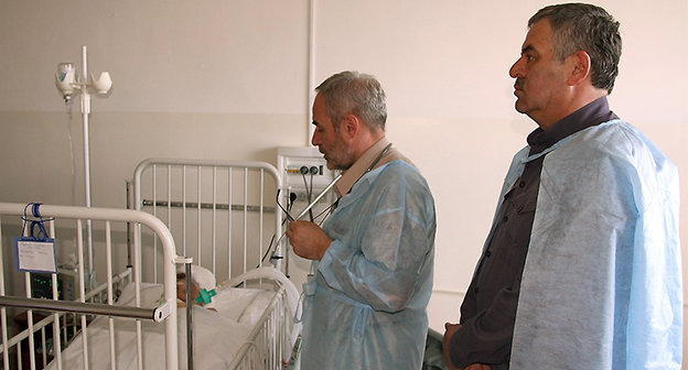 Девочку консультировал главный детский анестезиолог-реаниматолог Минздрава РФ В.Г. Амчеславский. Фото: http://www.minzdravchr.ru/images/444.JPG  