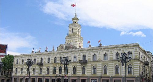 Здание сакребуло города Тбилиси. Фото: Википедия, загружено Finavon. 
https://ru.wikipedia.org