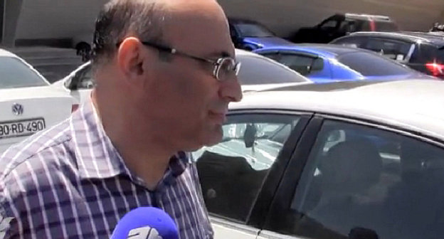 Ариф Юнус у здания Генеральной прокуратуры Азербайджана в день ареста Лейлы Юнус. Баку, 30 июля 2014 г. Кадр из видеорепортажа Радио Азадлыг (RFE/RL), www.radioazadlyg.org/media/video/25475248.html