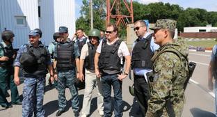 Наблюдатели ОБСЕ и представители Южного таможенного управления агентства "Росграница" на КПП "Гуково" в Ростовской области. 31 июля 2014 г. Фото: © Официальный сайт Федерального агентства по обустройству государственной границы Российской Федерации, www.rosgranitsa.ru Наблюдатели ОБСЕ и представители Южного таможенного управления агентства "Росграница" на КПП "Гуково" в Ростовской области. 31 июля 2014 г. Фото: © Официальный сайт Федерального агентства по обустройству государственной границы Российской Федерации, www.rosgranitsa.ru
