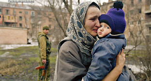 Жители освобожденного Грозного, февраль 2000 года. Фото: http://vesti95.ru/news/social/54895895489.html