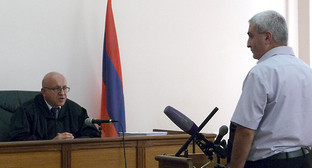 Судья Левон Мнацаканян просит свиедтеля рассказать о столкновении активистов с полицейскими во время акции 5 ноября 2013 года. Фото Армине Мартиросян 