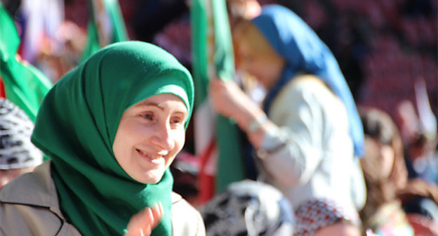 Женщина в праздничной атмосфере, Чечня. Фото из архива "Кавказского узла"