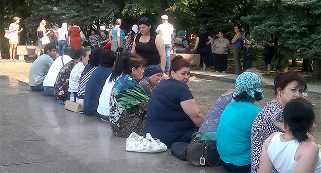 Работники Тургеневского рынка перед зданием Дома правительства, 13 августа 2014. Фото Аси Капаевой для "Кавказского узла"