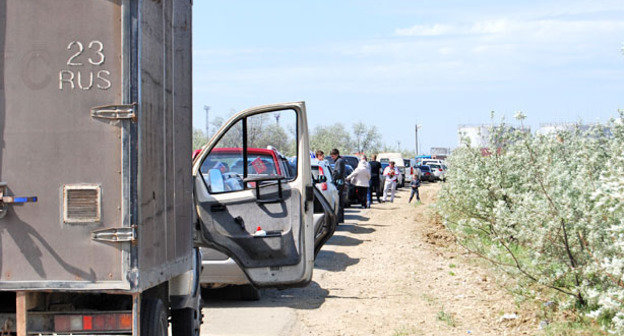 Очередь из машин на дорожную переправу "Кавказ". Май 2014 г. Фото Ильяса Богатырева для "Кавказского узла"