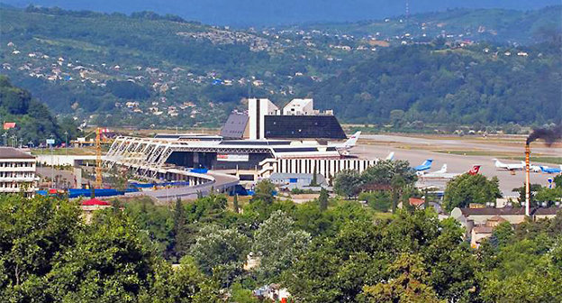 Вид на аэропорт Сочи (Адлер). Фото: http://airport-sochi.su/photos.htm
