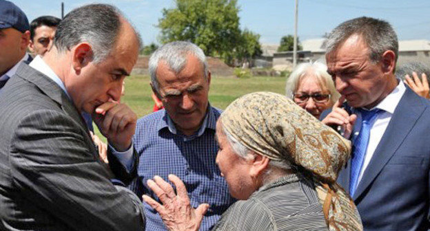 Юрий Коков (слева) во время встречи с жителями Баксанского района КБР. 1 августа 2014 г. Фото http://president-kbr.ru/
