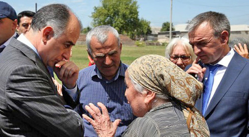 Юрий Коков (слева) во время встречи с жителями Баксанского района КБР. 1 августа 2014 г. Фото http://president-kbr.ru/
