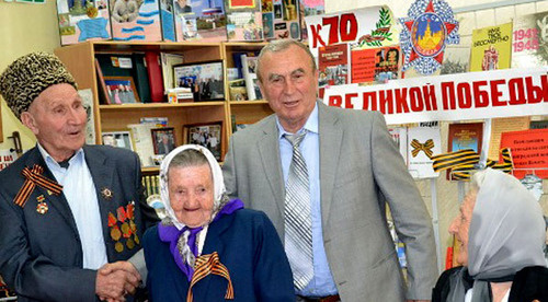 Джамалутдин Омаров (второй справа) во время встречи с ветеранами. Каспийск, 9 мая 2013 г. Фото http://dagestan.er.ru/