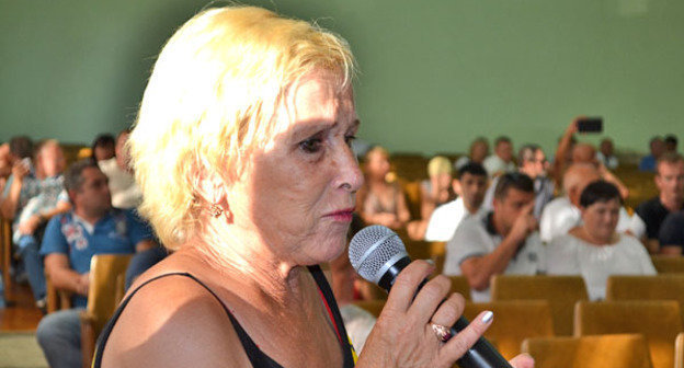 Людмила Савельева рассказала во время схода, что их дом по улице Акаций снесли под строительство олимпийской дороги М-27. Сочи, 17 июля 2014 г. Фото Светланы Кравченко для "Кавказского узла"