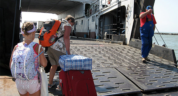 Погрузка пассажиров без автотранспорта происходит своими силами, Керченская переправа, июль 2014. Фото Нины Тумановой для "Кавказского узла" 