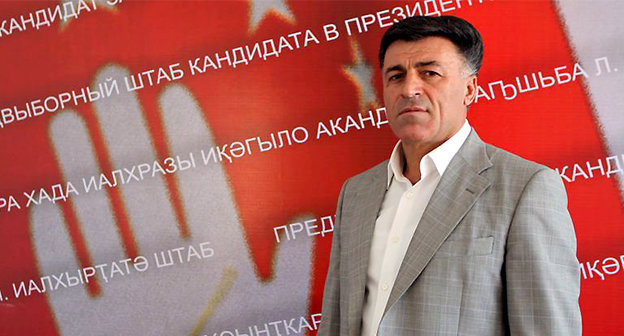 Кандидат в президенты Республики Абхазия Леонид Дзапшба в предвыборном штабе. Фото: http://www.dzapshba.com/ 