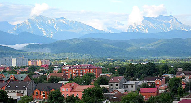 Владикавказ, вид с проспекта Коста, где расположен Национальный банк Северной Осетии на горы. Фото: Yofim http://rumap.net/%D0%92%D0%BB%D0%B0%D0%B4%D0%B8%D0%BA%D0%B0%D0%B2%D0%BA%D0%B0%D0%B7/%D0%BF%D1%80%D0%BE%D1%81%D0%BF%D0%B5%D0%BA%D1%82_%D0%9A%D0%BE%D1%81%D1%82%D0%B0/217