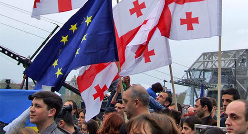 Флаги Евросоюза и Грузии в руках у участников акции-концерта "Мы выбираем Европу". Тбилиси, 13 апреля 2014. Фото Эдиты Бадасян для "Кавказского узла"