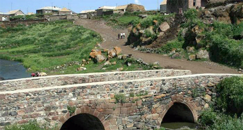 Мост в селе Гандзани Муниципалитета Ниноцминда, Грузия. Фото Алексея Мухранова. http://www.travelgeorgia.ru/59/