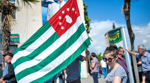 Флаг Абхазии. Сухум, май 2014 г. Фото: Нина Зотина, ЮГА.ру