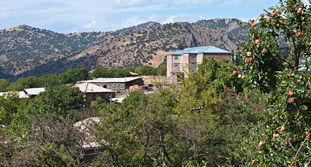 село Гндеваз, Армения. Фото Виктора Белоуса http://foto-planeta.com/photo/432487.html