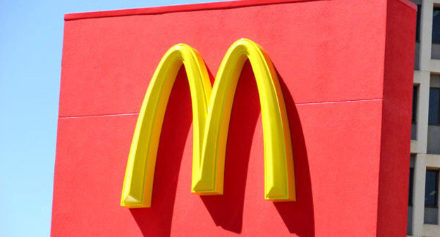 Вывеска McDonalds. Фото http://www.2do2go.ru/msk/places/26421/mcdonalds-na-dmitrovskom-shosse