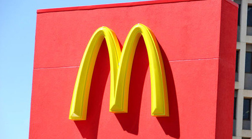 Вывеска McDonalds. Фото http://www.2do2go.ru/msk/places/26421/mcdonalds-na-dmitrovskom-shosse