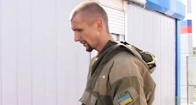 Украинский военный на погранпункте в Ростовской области. Август 2014 г. Кадр из видео пользователя Storm TV на www.youtube.com