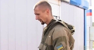 Украинский военный на погранпункте в Ростовской области. Август 2014 г. Кадр из видео пользователя Storm TV на www.youtube.com
