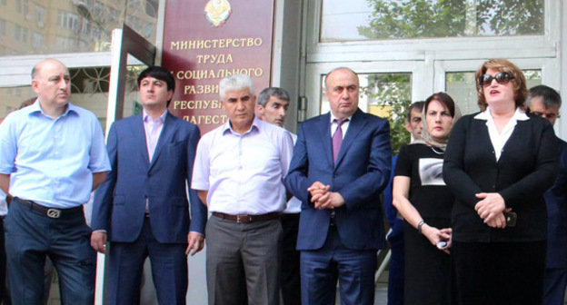 Али Исламов (крайний слева) и Антонина Идрисова (крайняя справа). Фото: министерство финансов Республики Дагестан http://minfin.e-dag.ru/